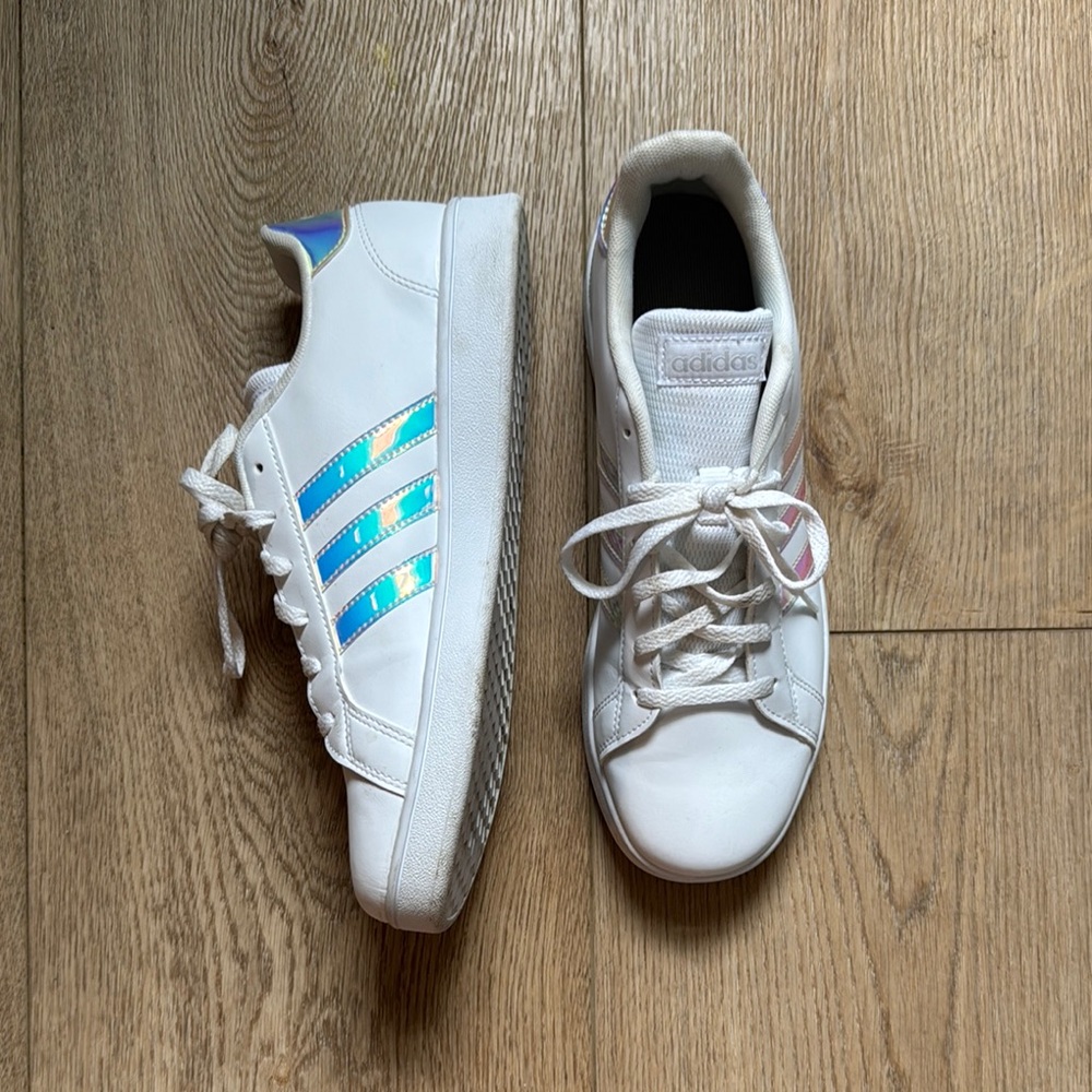 Adidas Sneakers Classic Low-Top Design- Iridescent stripe detail